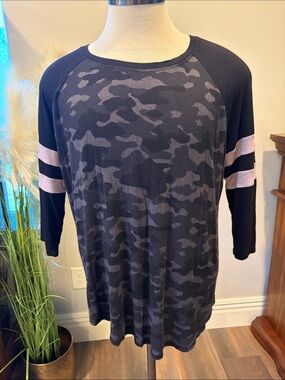 NWOT Maurice’s Camo Raglan Top with Pale Pink Sleeve Stripes Sz 1/1X